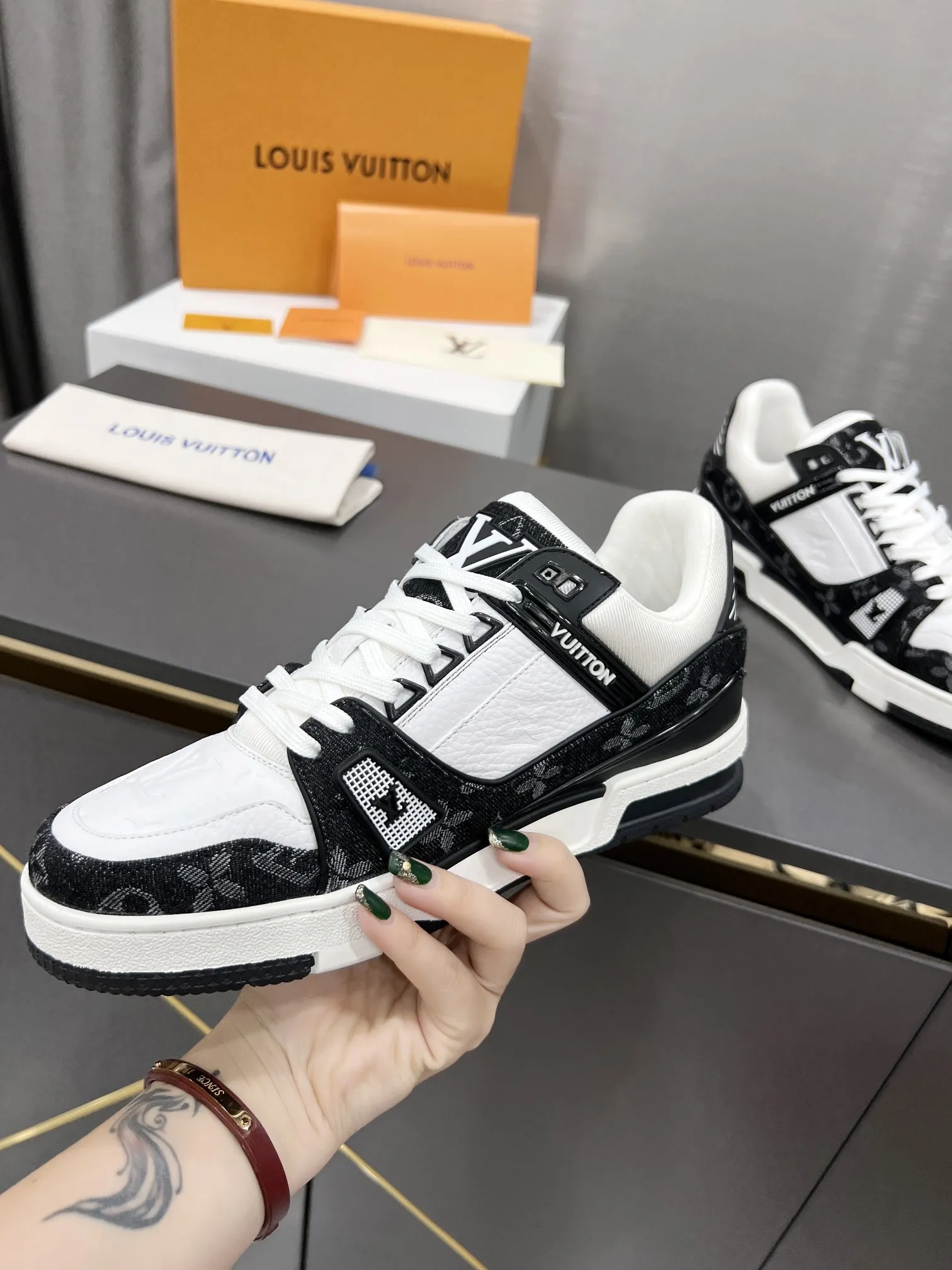 L TRAINER LEATHER LOW TRAINERS BLACK