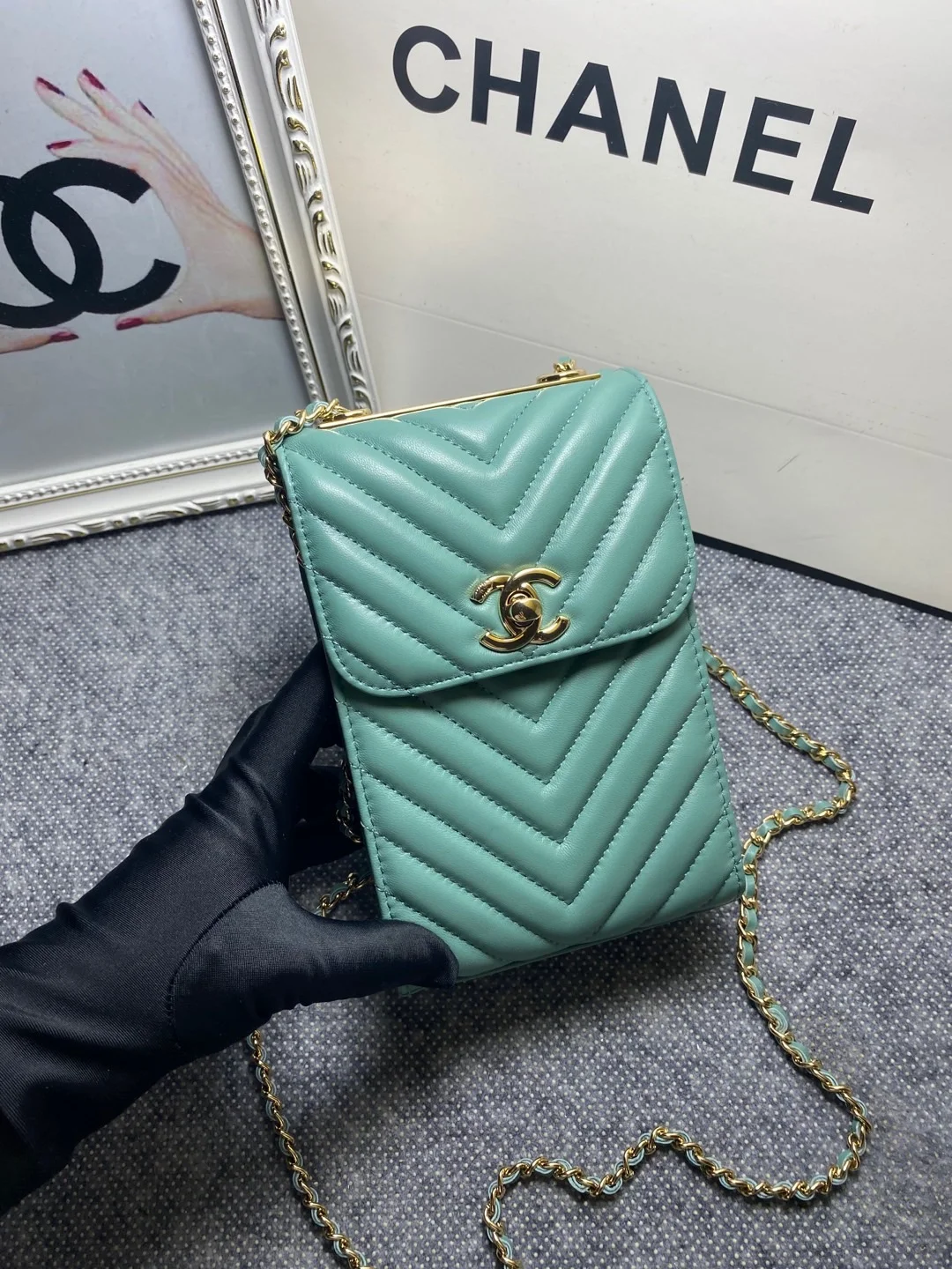 Chanel Chevron Trendy Cc Phone Mint Bag For Women 18cm/7in