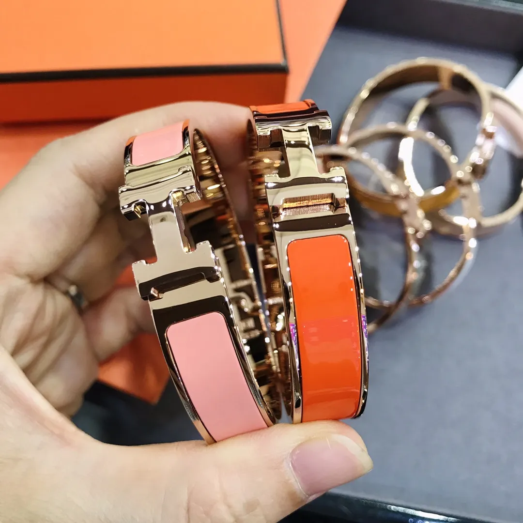 H Classic style bracelet