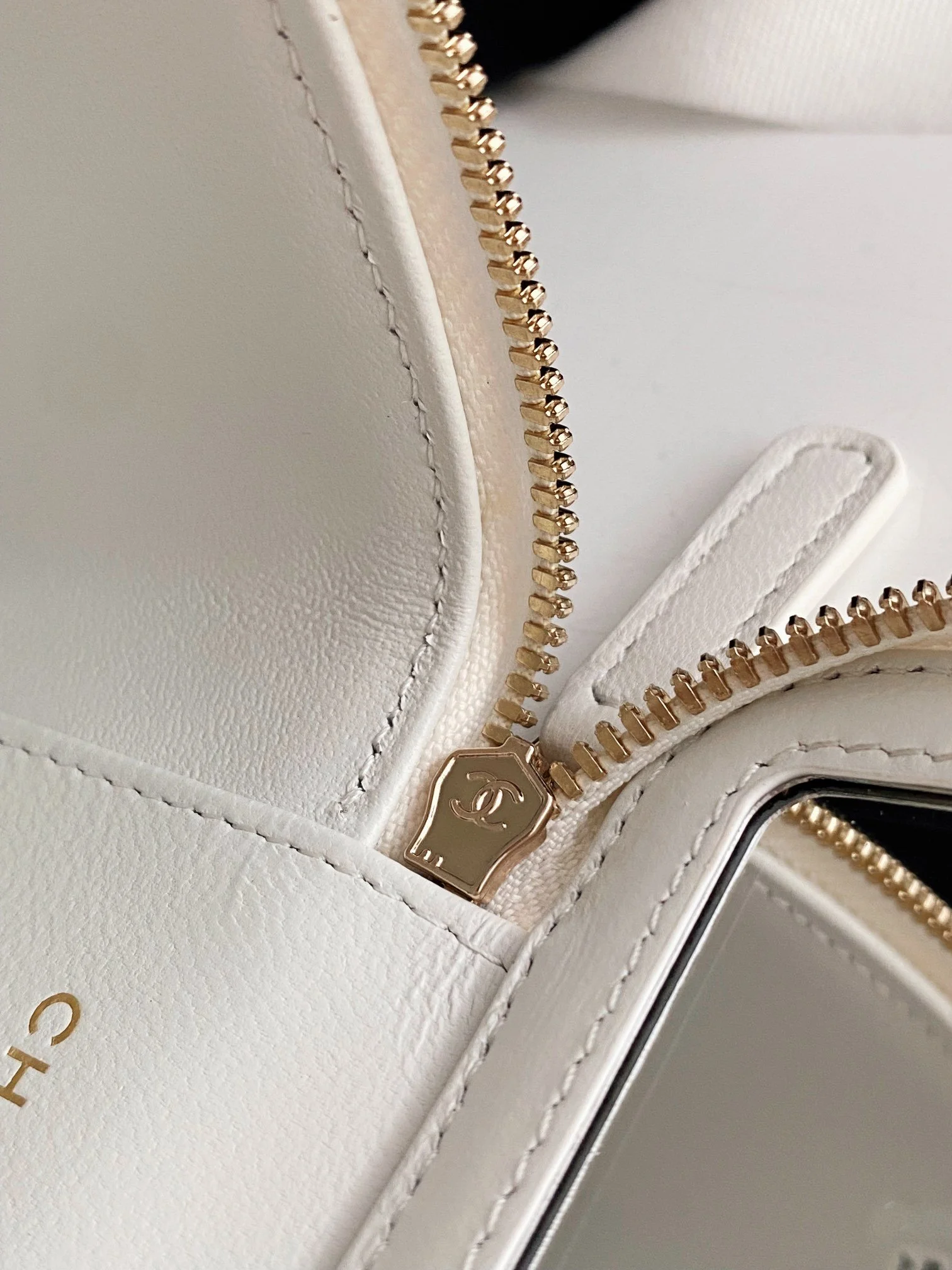 Chanel Small Vanity With Chain White For Women, Women’s Bags 4.3in/11cm