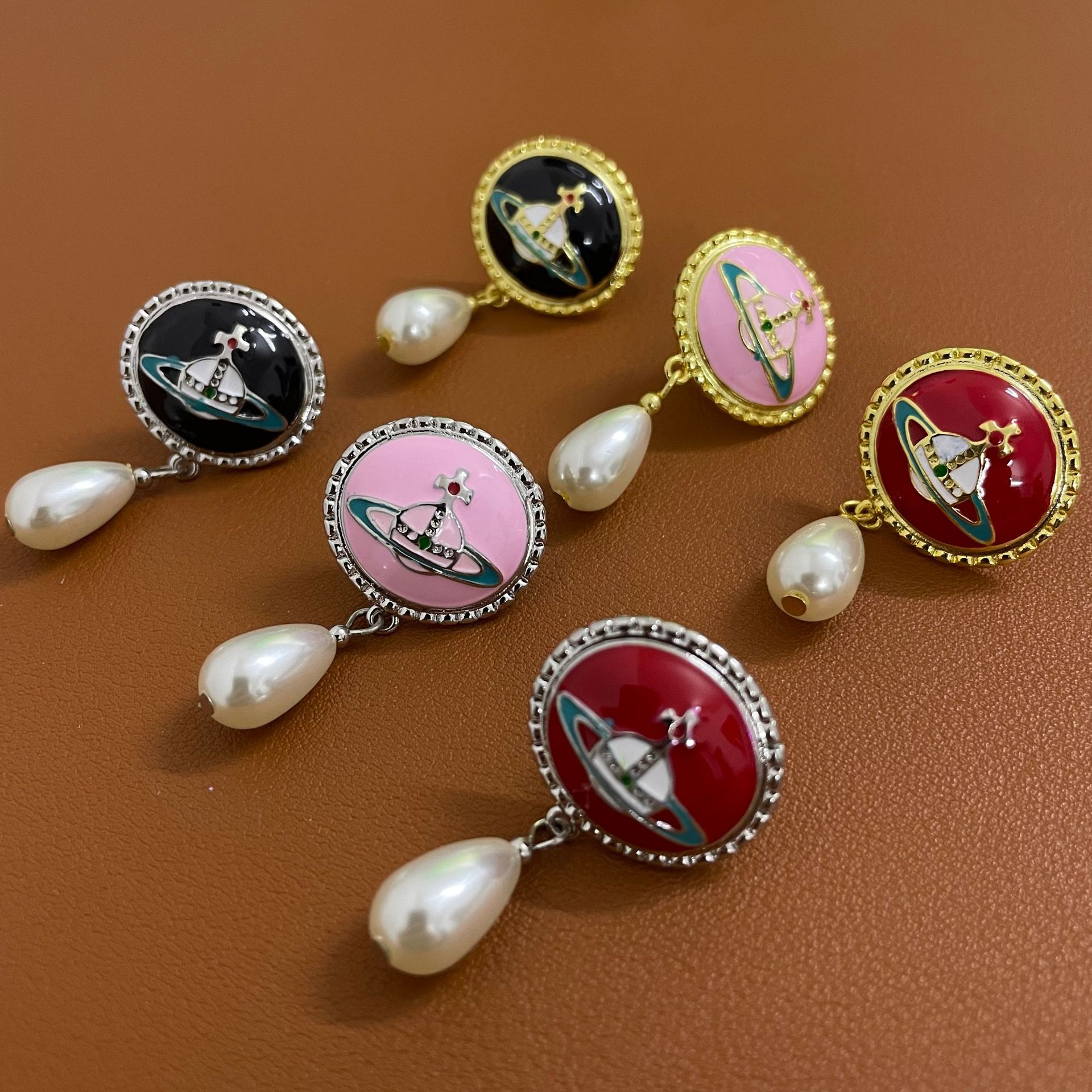 Vivienne Westwood Enamel Saturn Waterdrop Pearl Earrings - Best Replica Jewelry™