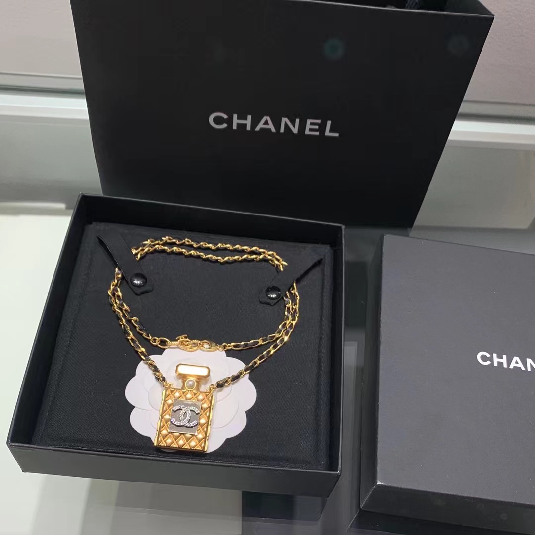 Chanel Perfume Bottle Necklace - Best Replica Jewelry™