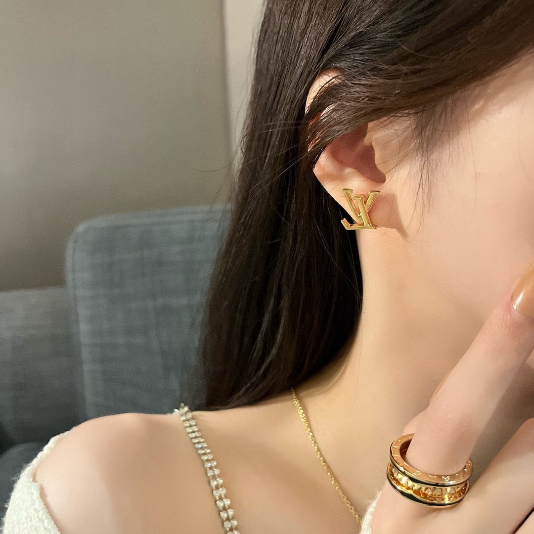Louis Vuitton Letter Minimalist Stud Earrings - Best Replica Jewelry™