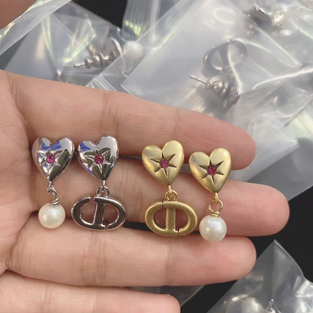 Dior Asymmetric Heart CD Pearl Stud Earrings - Best Replica Jewelry™