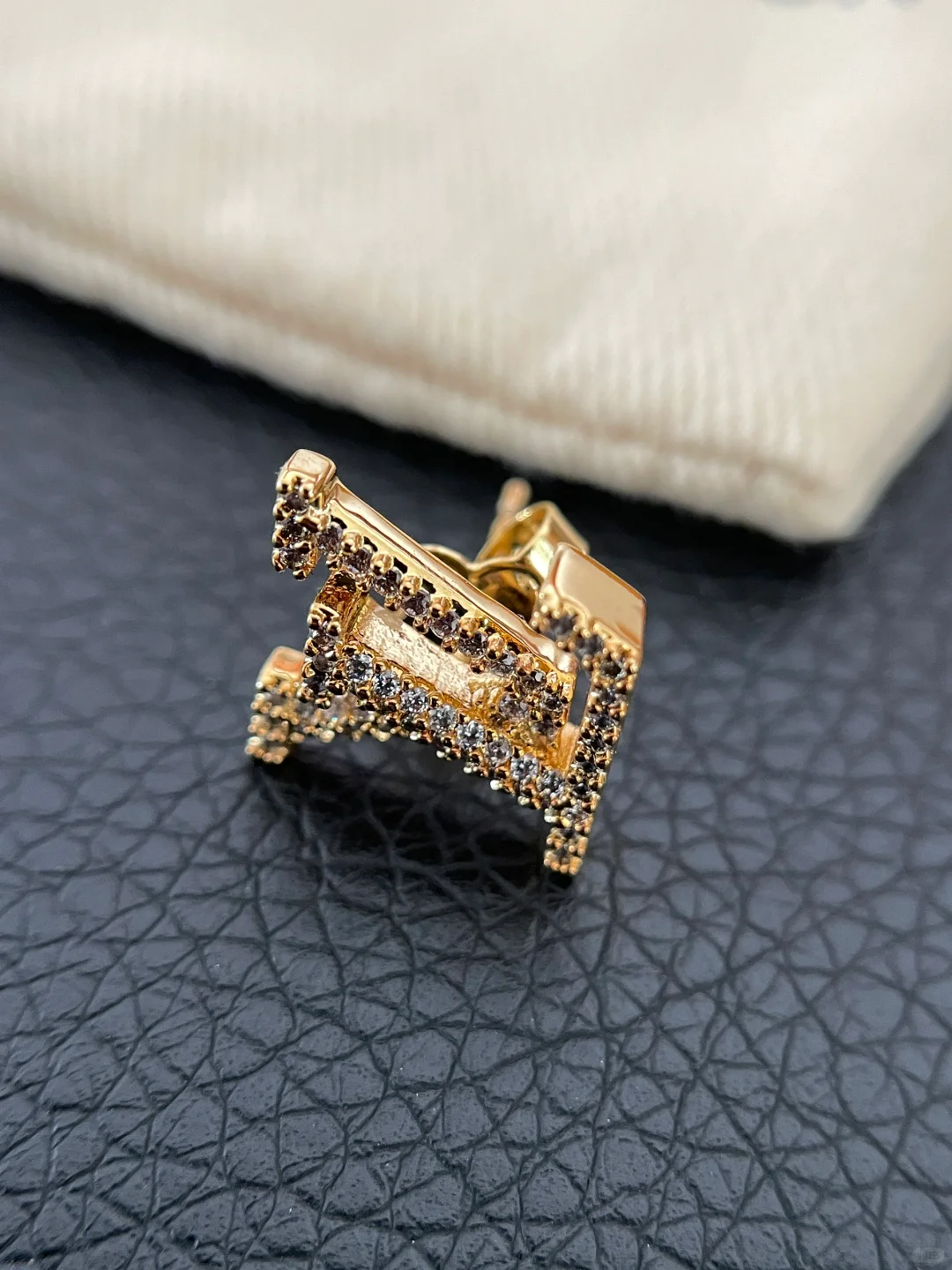 Louis Vuitton Diamond LV Letter Earrings - Best Replica Jewelry™