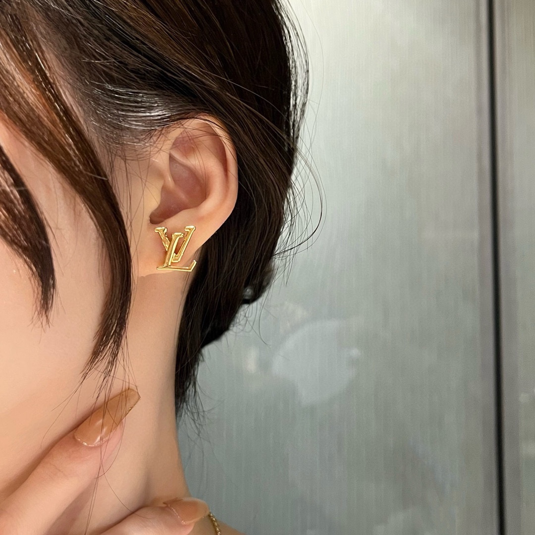 Louis Vuitton Letter Minimalist Stud Earrings - Best Replica Jewelry™