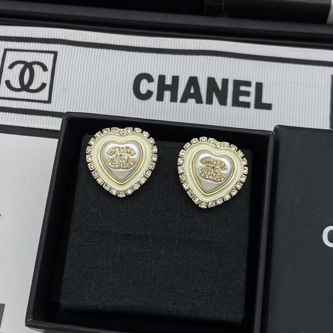Chanel Strass Paved Heart Stud Earrings - Best Replica Jewelry™