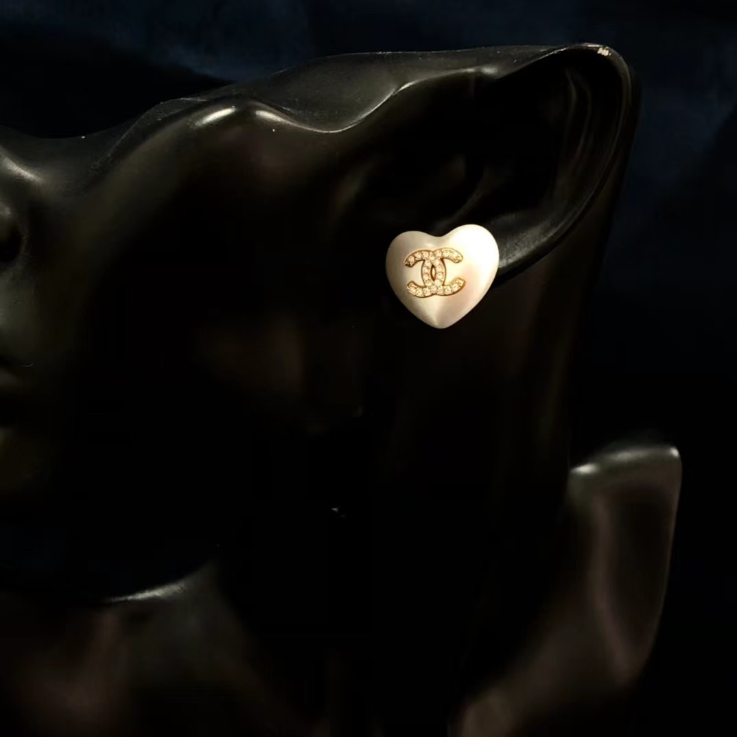 Chanel Love Heart Pearl Stud Earrings - Best Replica Jewelry™