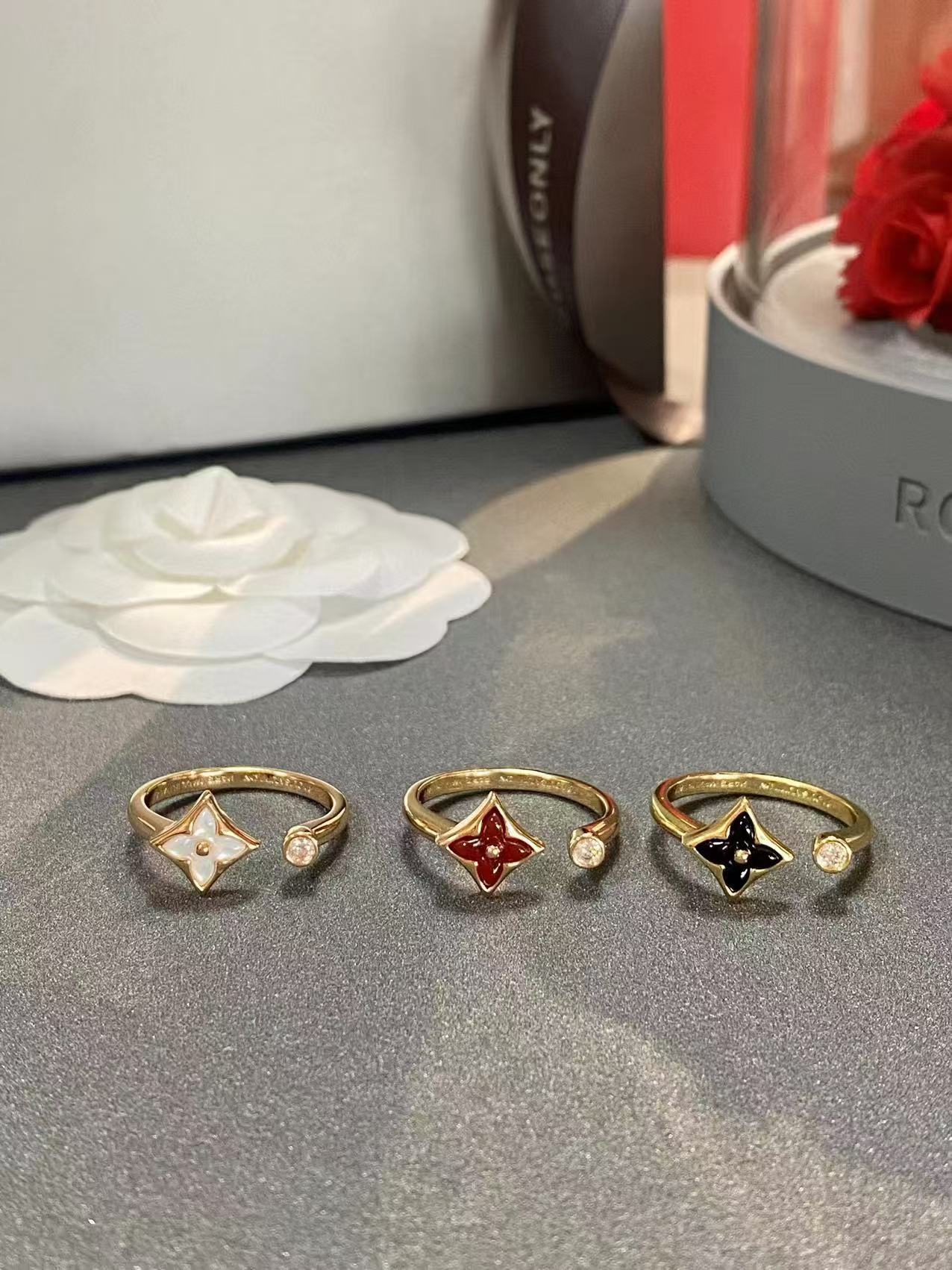 Louis Vuitton Color Blossom Mini Star Ring - Best Replica Jewelry™