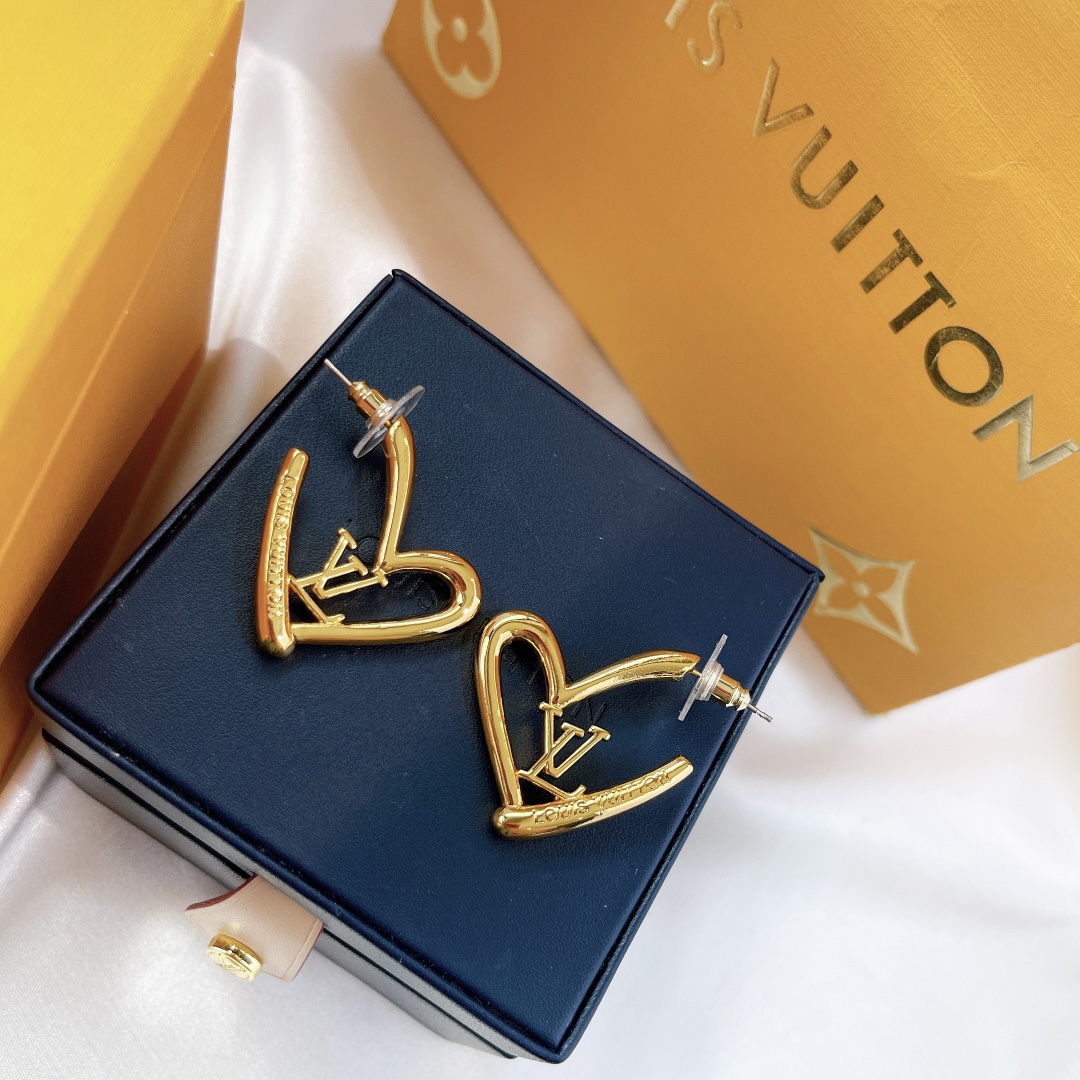 Louis Vuitton Love Heart Stud Earrings - Best Replica Jewelry™