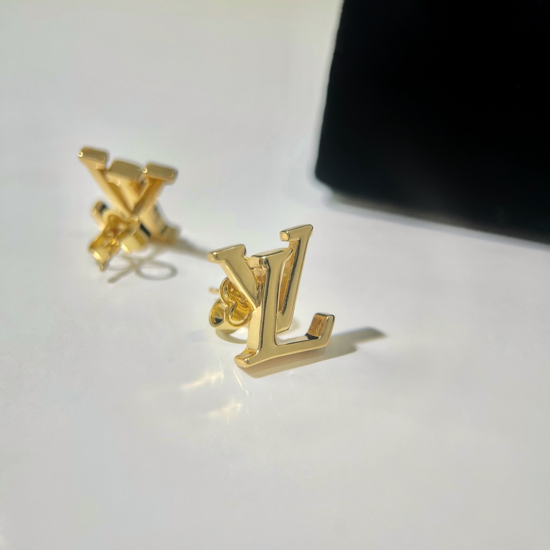 Louis Vuitton Letter Minimalist Stud Earrings - Best Replica Jewelry™
