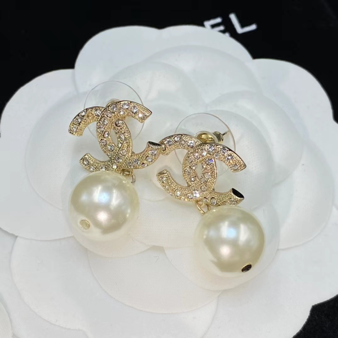 Chanel Classic Pearl Dangle Earrings - Best Replica Jewelry™