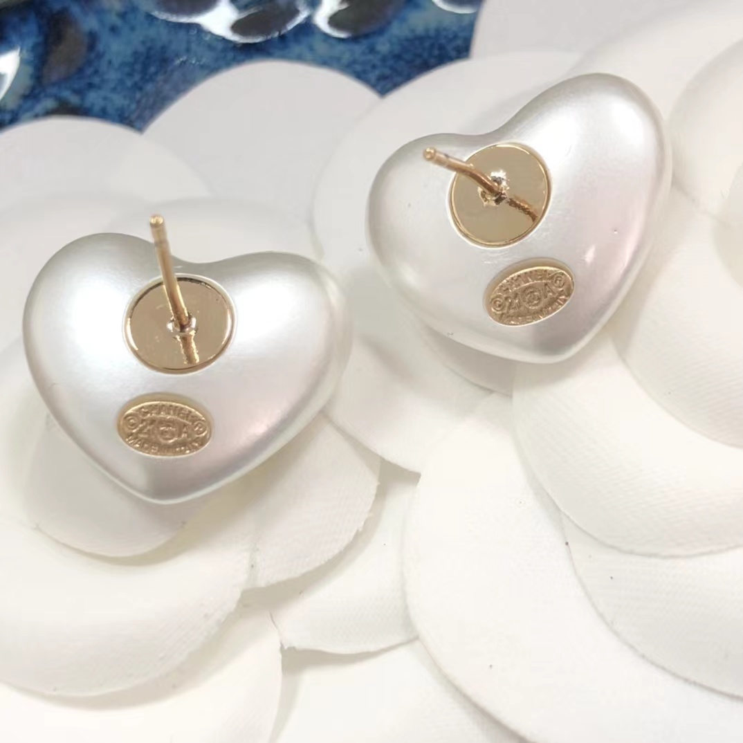 Chanel Love Heart Pearl Stud Earrings - Best Replica Jewelry™