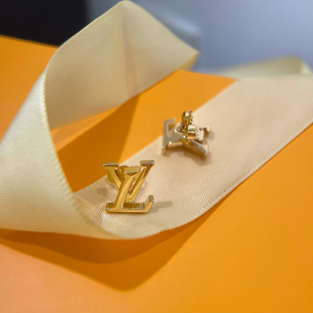 Louis Vuitton Letter Minimalist Stud Earrings - Best Replica Jewelry™