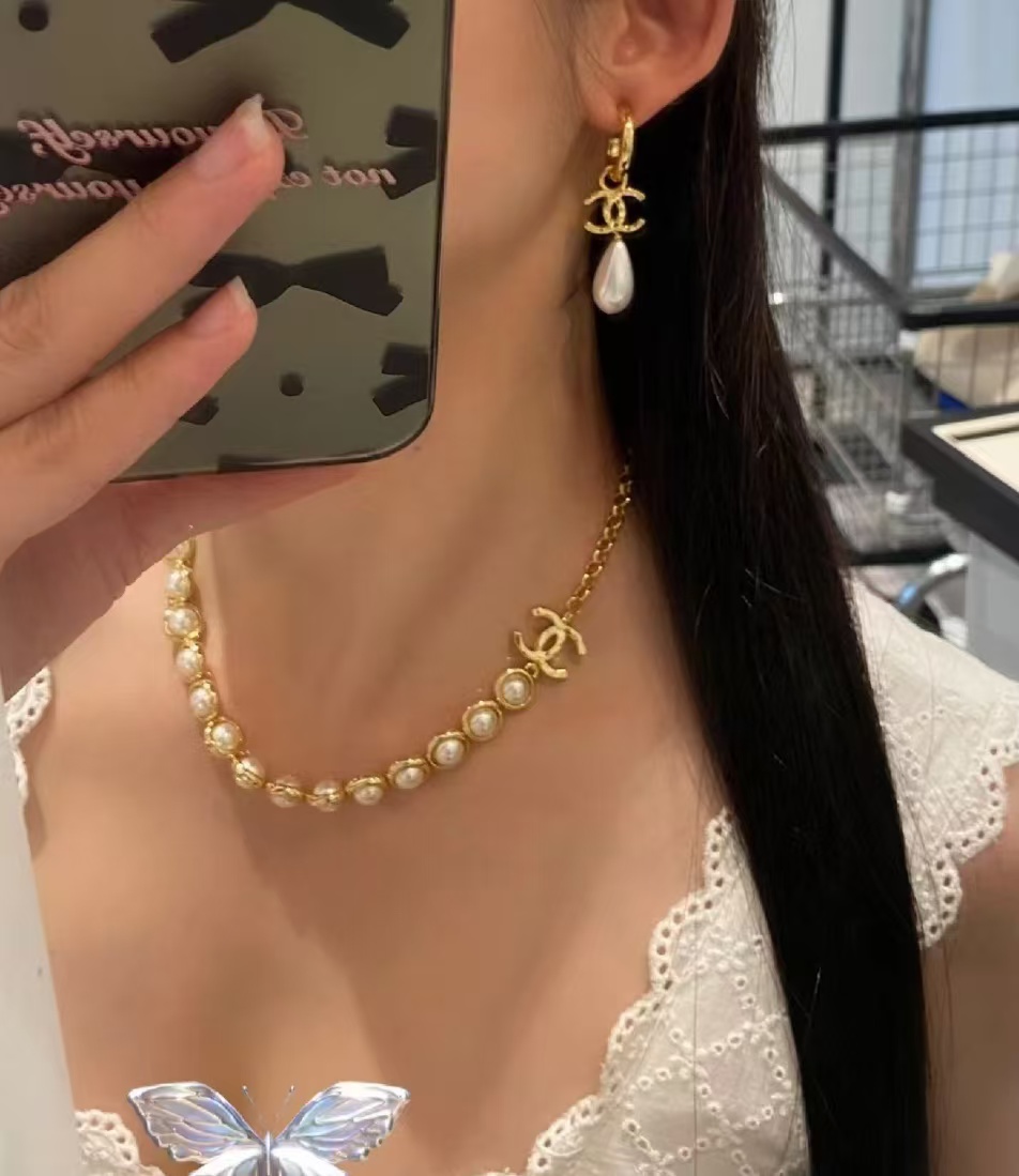 Chanel Half Chain Half Ehancered Pearl Necklace - Best Replica Jewelry™