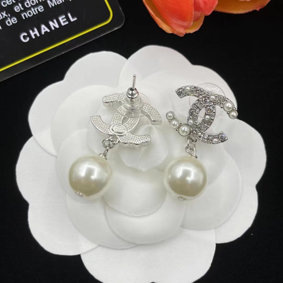 Chanel Prom Pearl Dangle Earrings - Best Replica Jewelry™