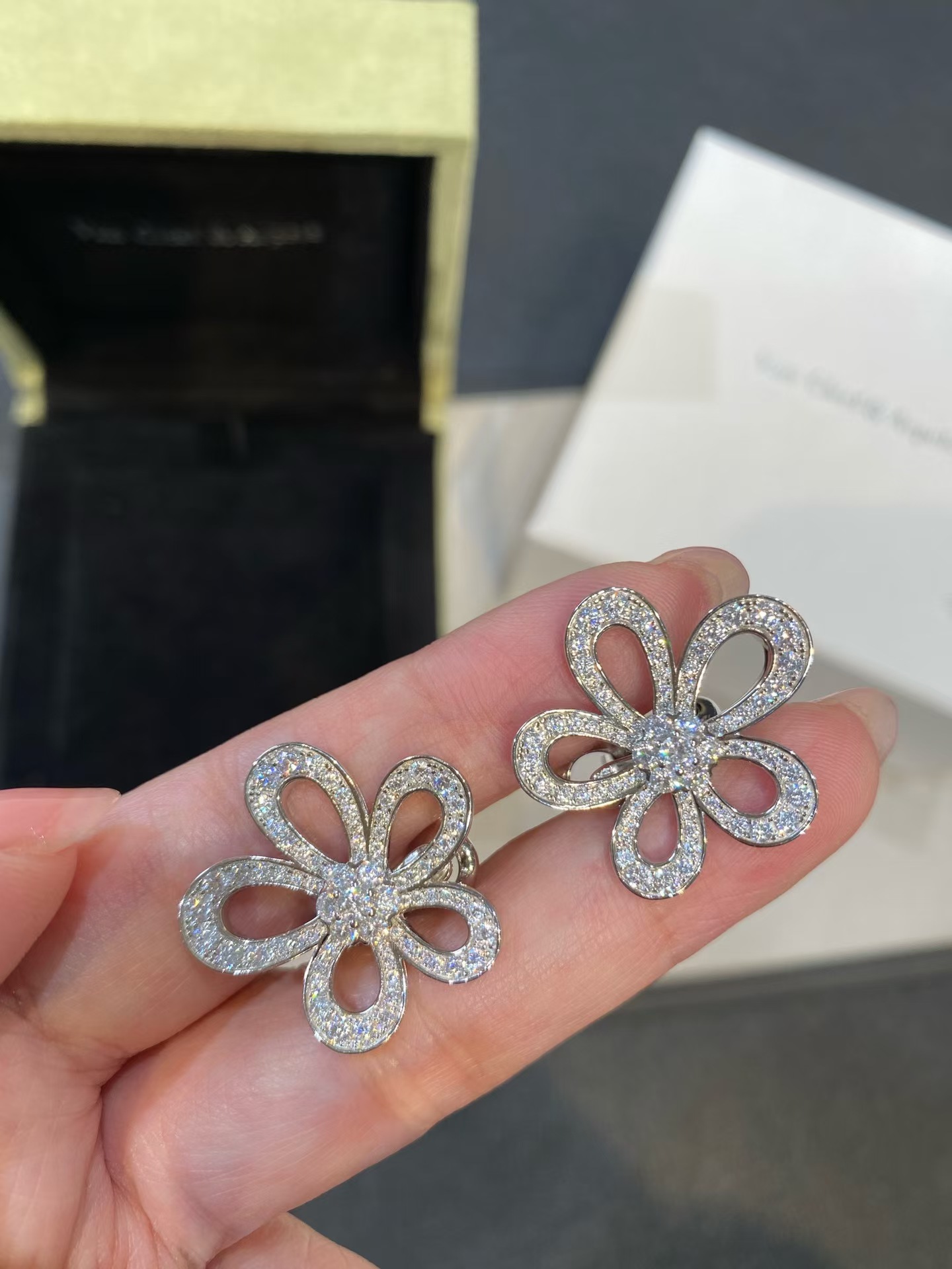 VCA Flowerlace Earrings - Best Replica Jewelry™