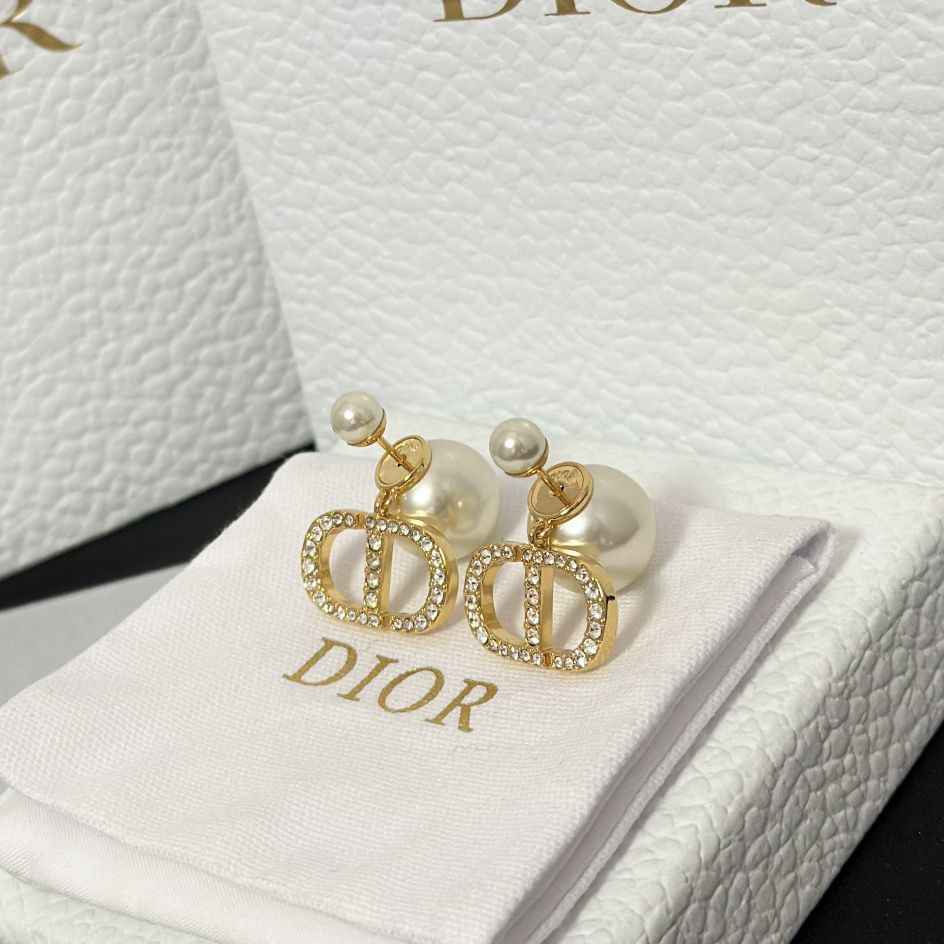 Dior Sweet CD Pearl Stud Earrings - Best Replica Jewelry™