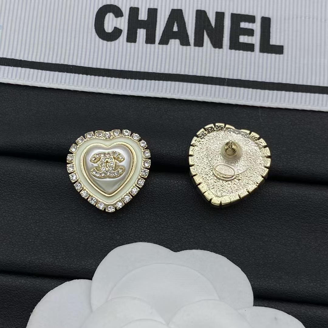 Chanel Strass Paved Heart Stud Earrings - Best Replica Jewelry™