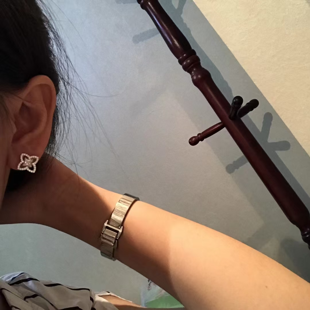 Louis Vuitton Asymmetrical Diamond Stud Earrings - Best Replica Jewelry™