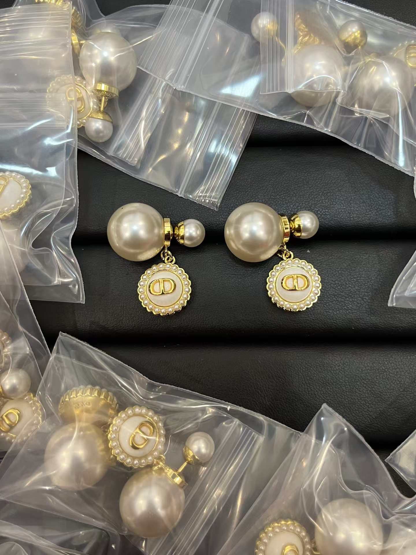 Dior Pearl Earrings Round CD Drop - Best Replica Jewelry™