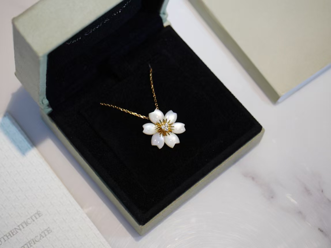VCA Rose de Noël Pendant Necklace - Mini - Best Replica Jewelry™