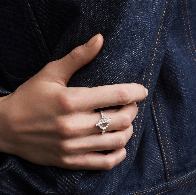 Hermes Diamond Paved Q Ring - Best Replica Jewelry™