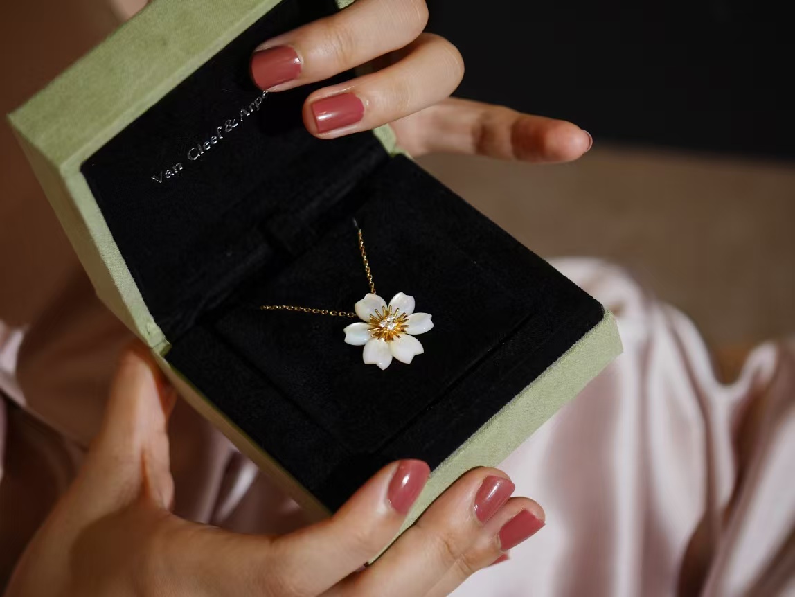 VCA Rose de Noël Pendant Necklace - Mini - Best Replica Jewelry™