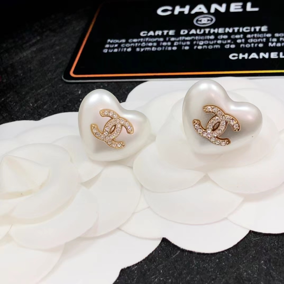 Chanel Love Heart Pearl Stud Earrings - Best Replica Jewelry™