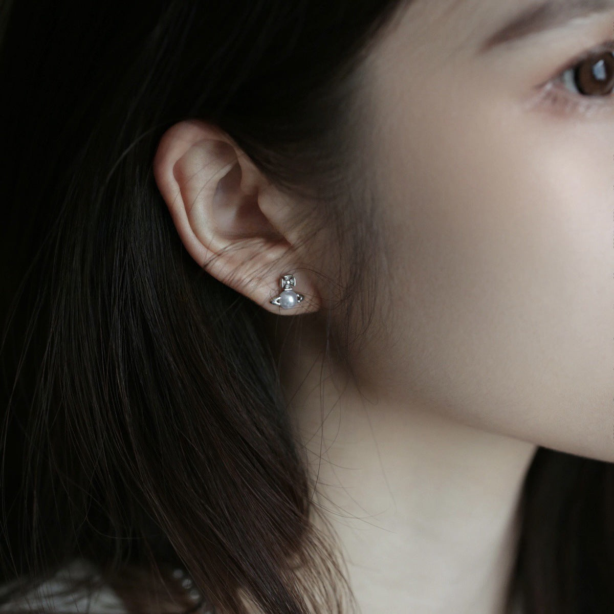 Vivienne Westwood Pearl Stud Saturn Earrings - Best Replica Jewelry™