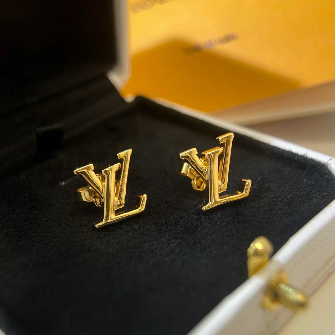 Louis Vuitton Letter Minimalist Stud Earrings - Best Replica Jewelry™