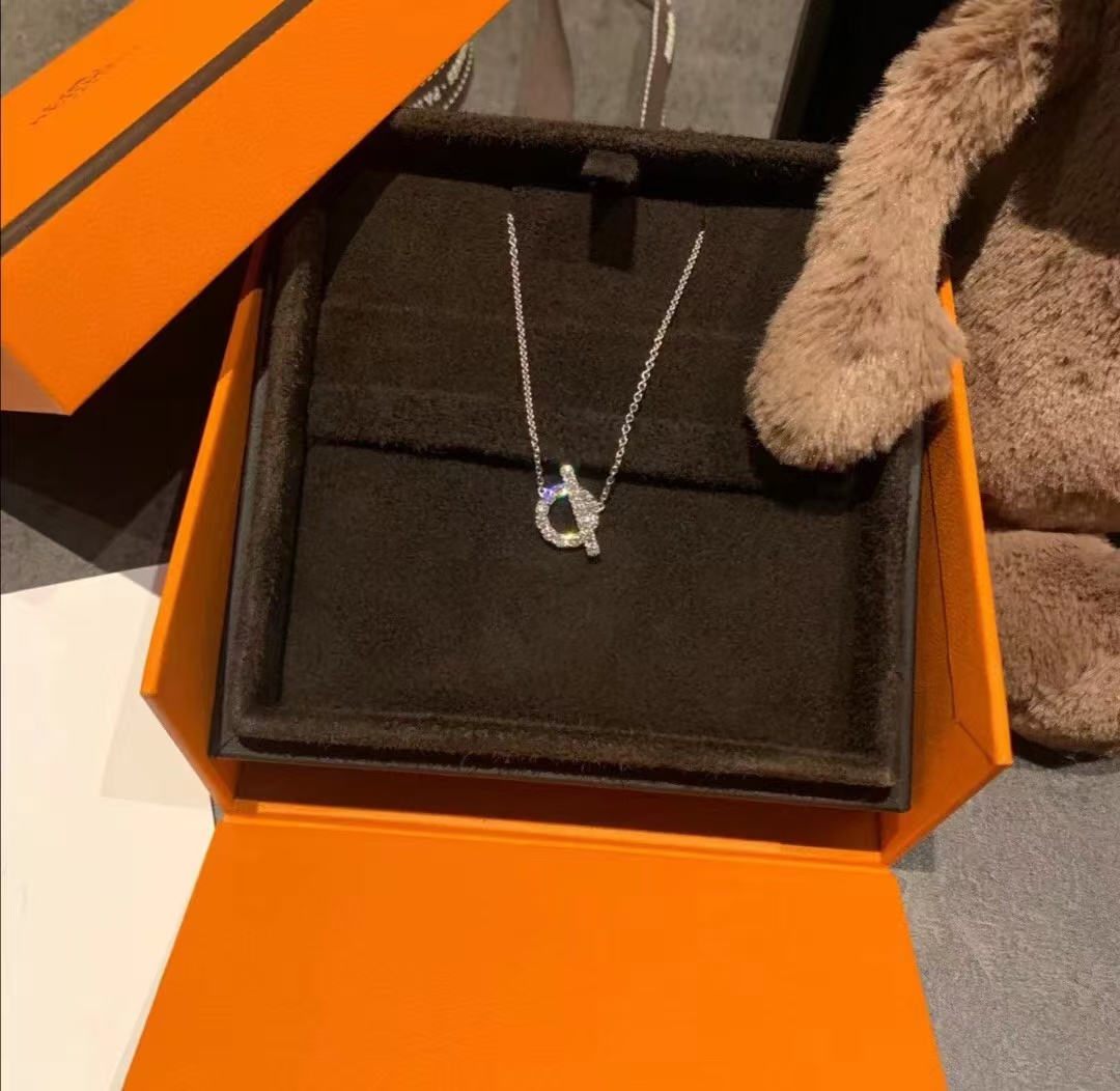 Hermes Q Pendant Necklace - Best Replica Jewelry™