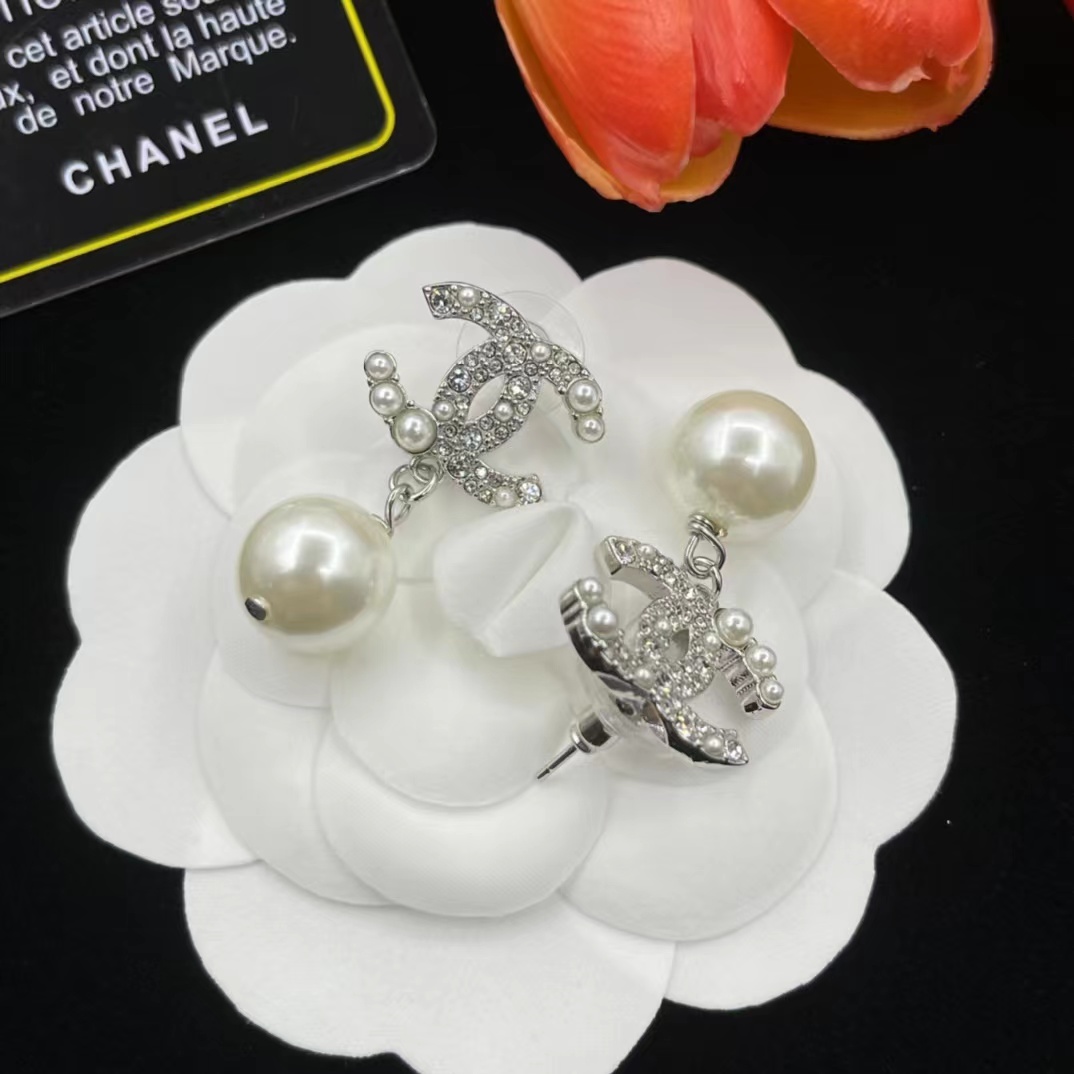 Chanel Prom Pearl Dangle Earrings - Best Replica Jewelry™