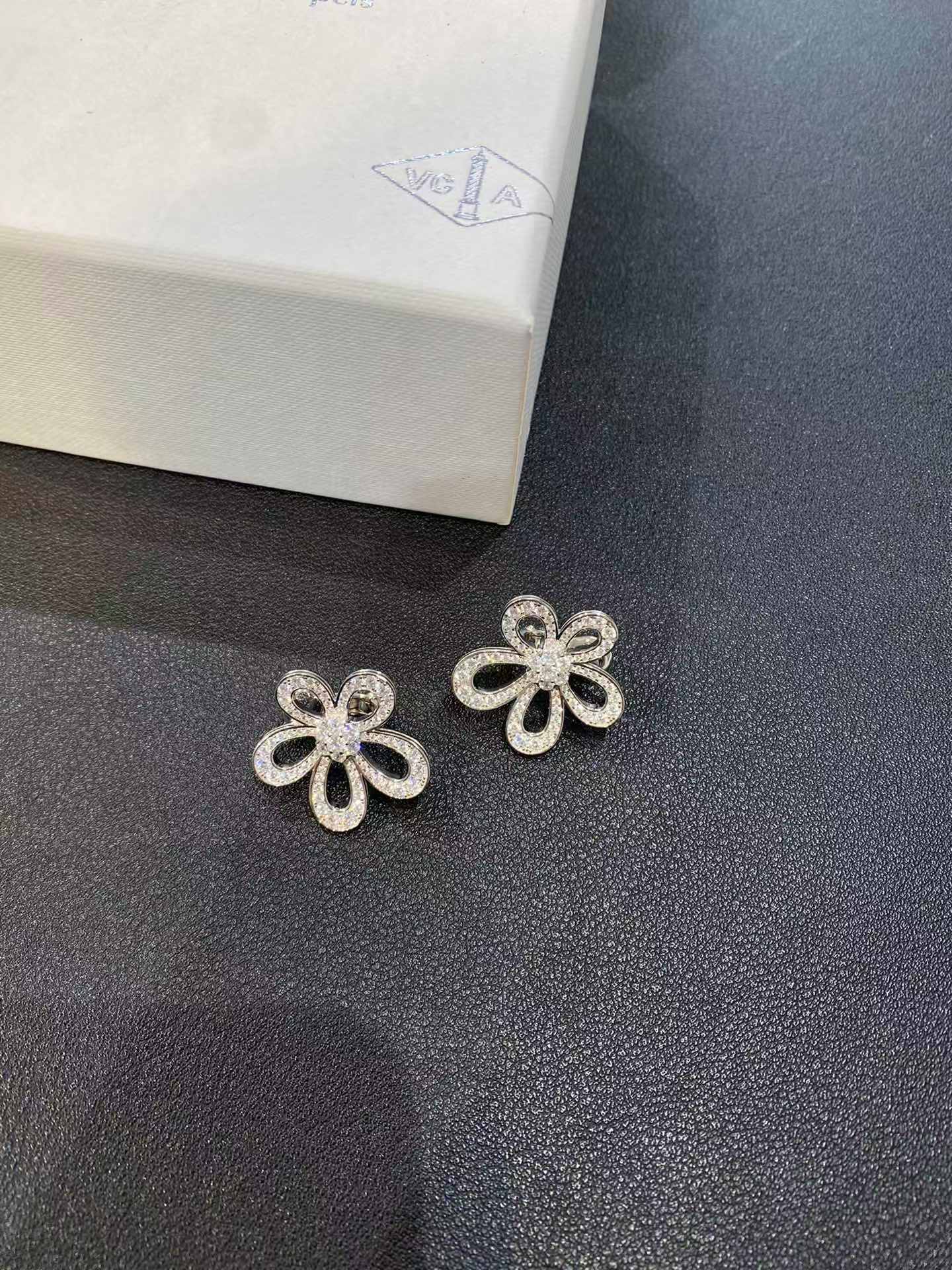 VCA Flowerlace Earrings - Best Replica Jewelry™