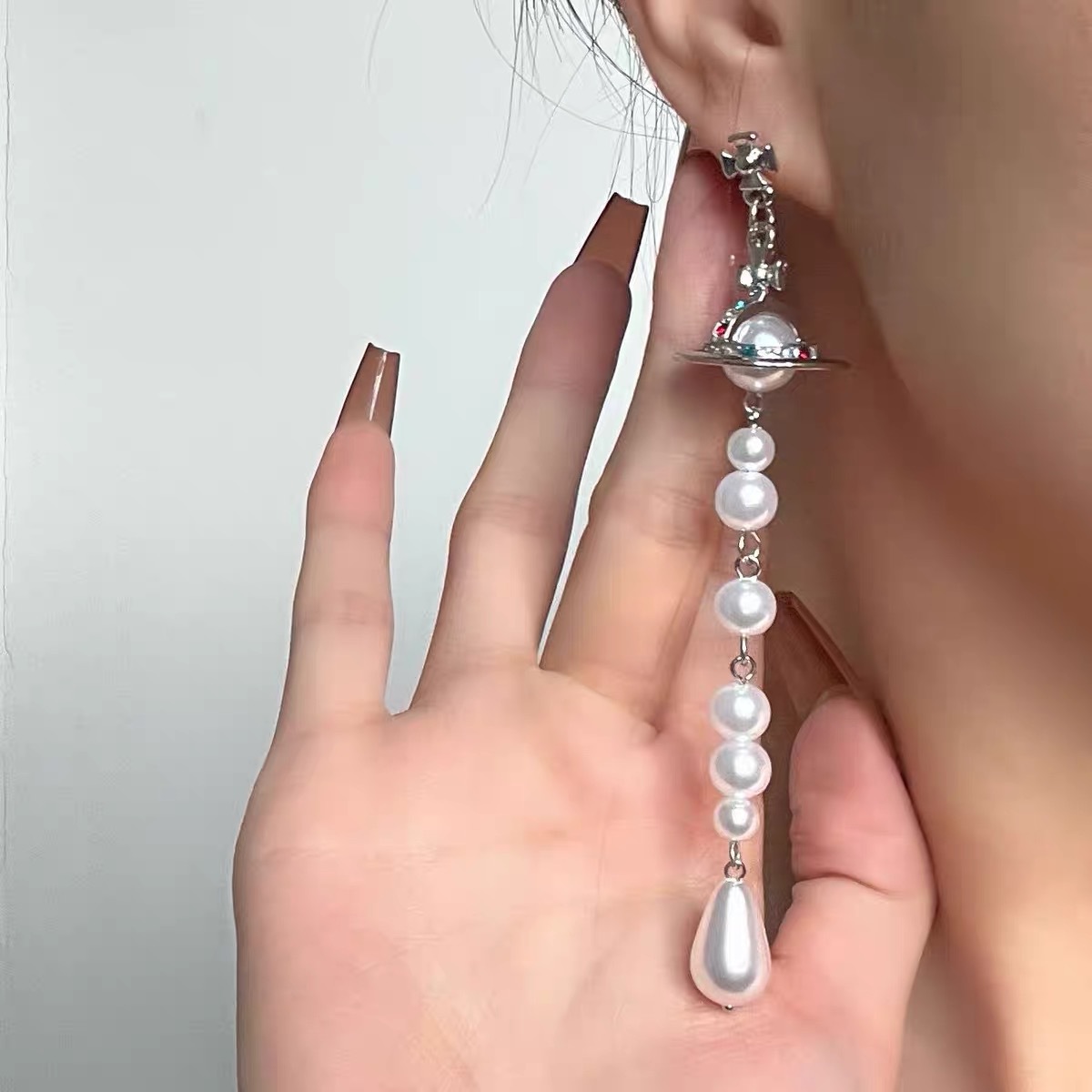 Vivienne Westwood Asymmetric Tassel Pearl Saturn Earrings - Best Replica Jewelry™