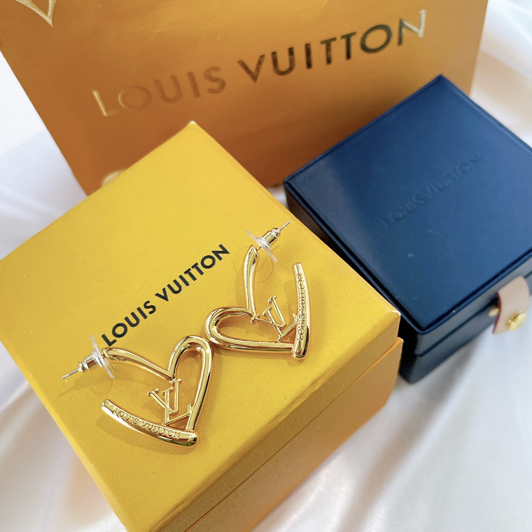 Louis Vuitton Love Heart Stud Earrings - Best Replica Jewelry™
