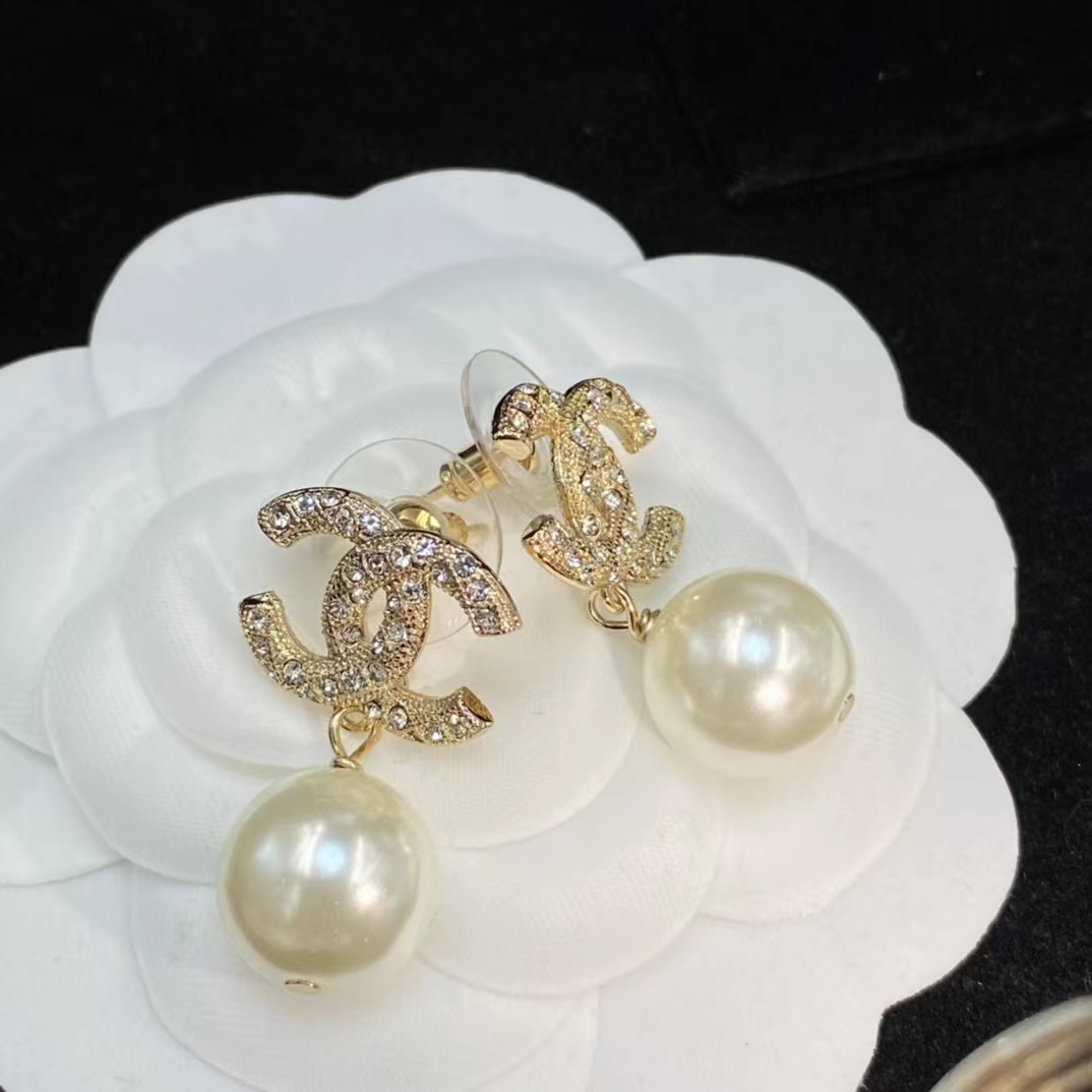 Chanel Classic Pearl Dangle Earrings - Best Replica Jewelry™