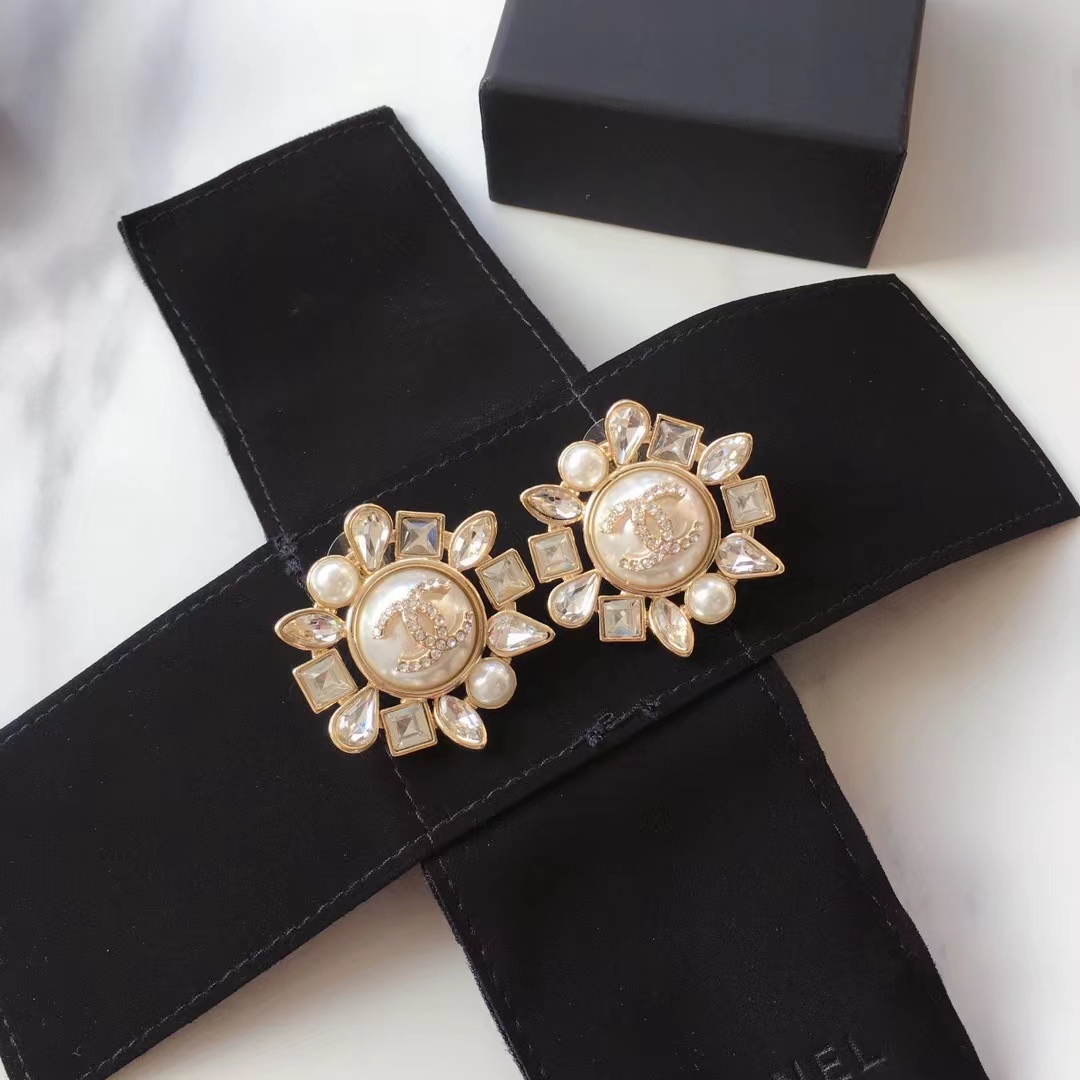 Chanel Large Round White Stud Earrings - Best Replica Jewelry™