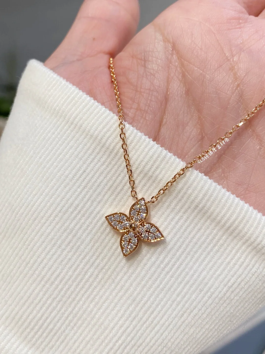 Louis Vuitton Idylle Blossom Pendant Necklace-One Flower - Best Replica Jewelry™