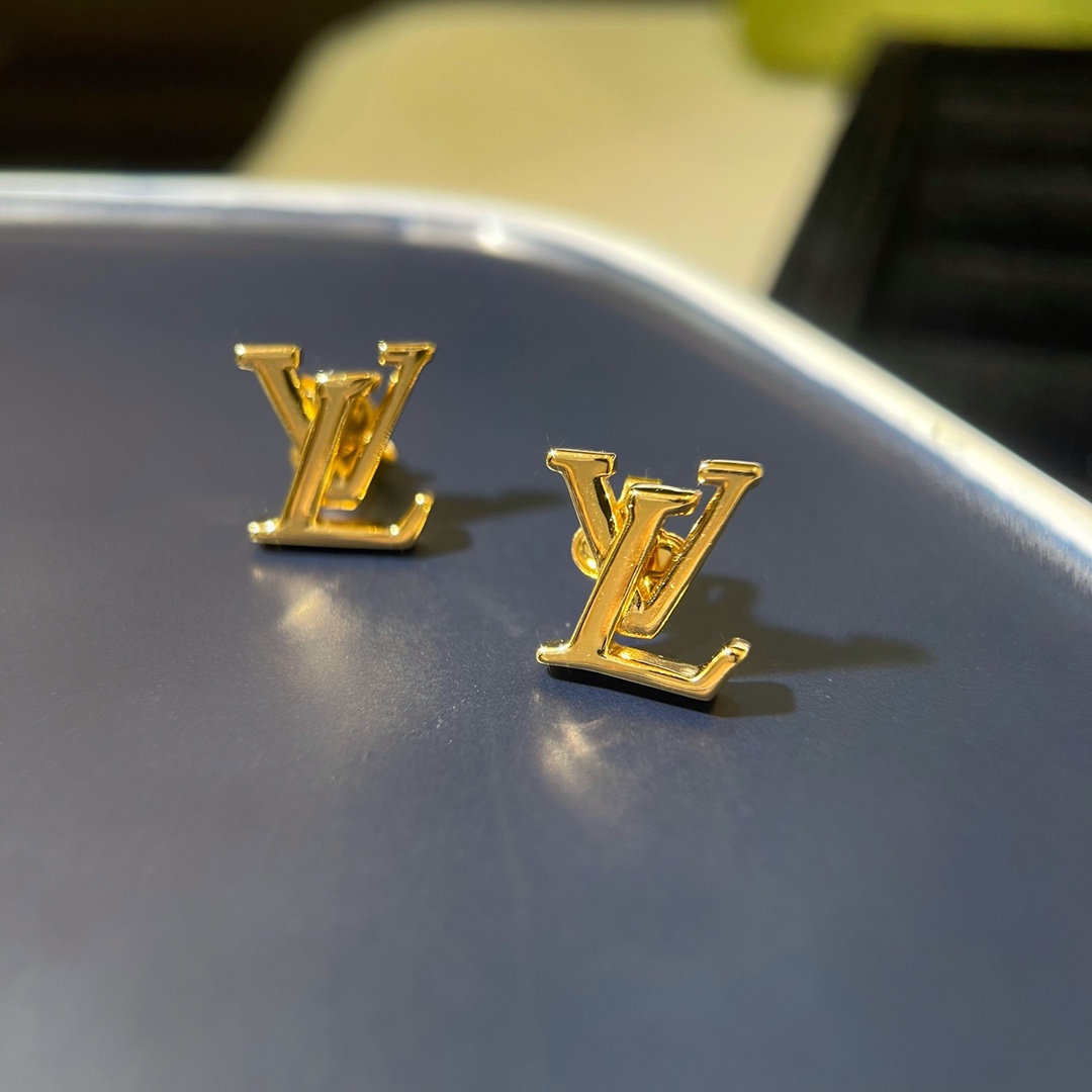 Louis Vuitton Letter Minimalist Stud Earrings - Best Replica Jewelry™