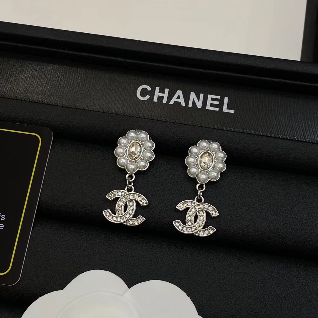 Chanel Pearl Flower Stud Earrings - Best Replica Jewelry™