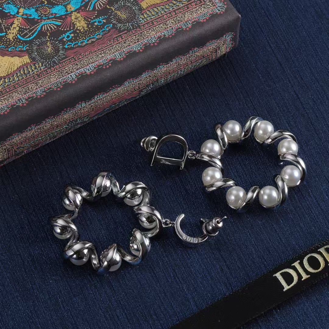 Dior Asymmetric CD Twisted Pearl Earrings - Best Replica Jewelry™
