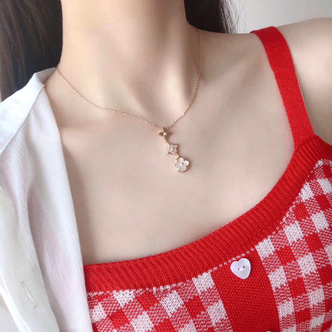 Louis Vuitton White Mother of Pearl 3 Blossom Flowers Necklace - Best Replica Jewelry™