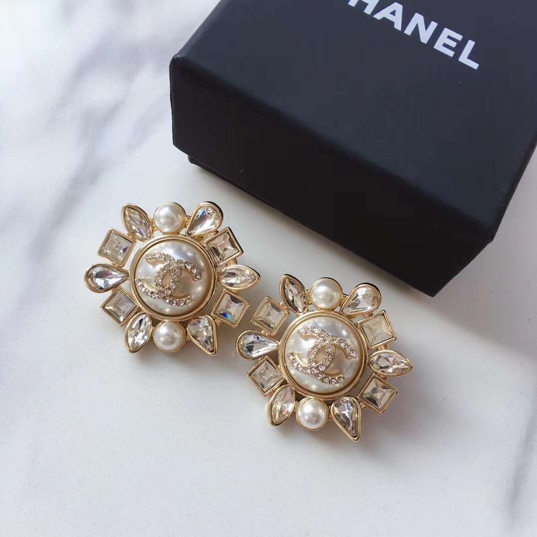 Chanel Large Round White Stud Earrings - Best Replica Jewelry™