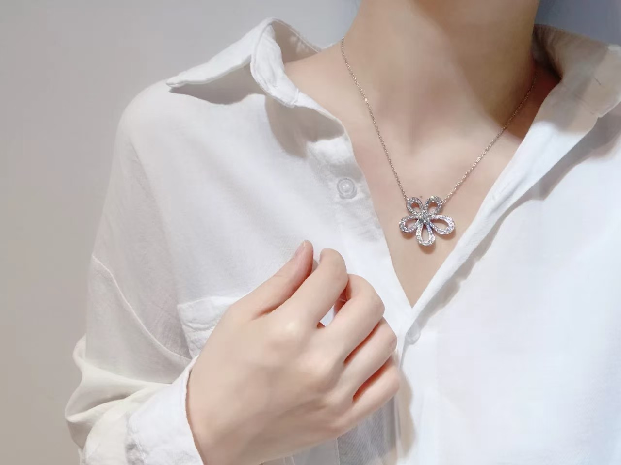 VCA Flowerlace Pendant Necklace - Best Replica Jewelry™