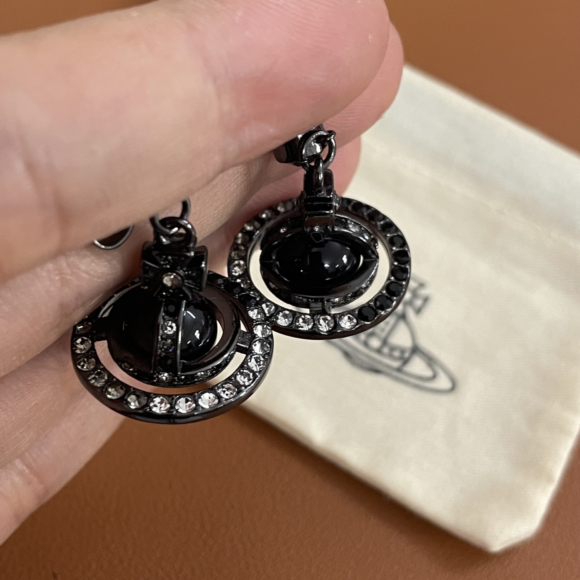 Vivienne Westwood Punk Style Cool Girl Black Saturn Earrings - Best Replica Jewelry™