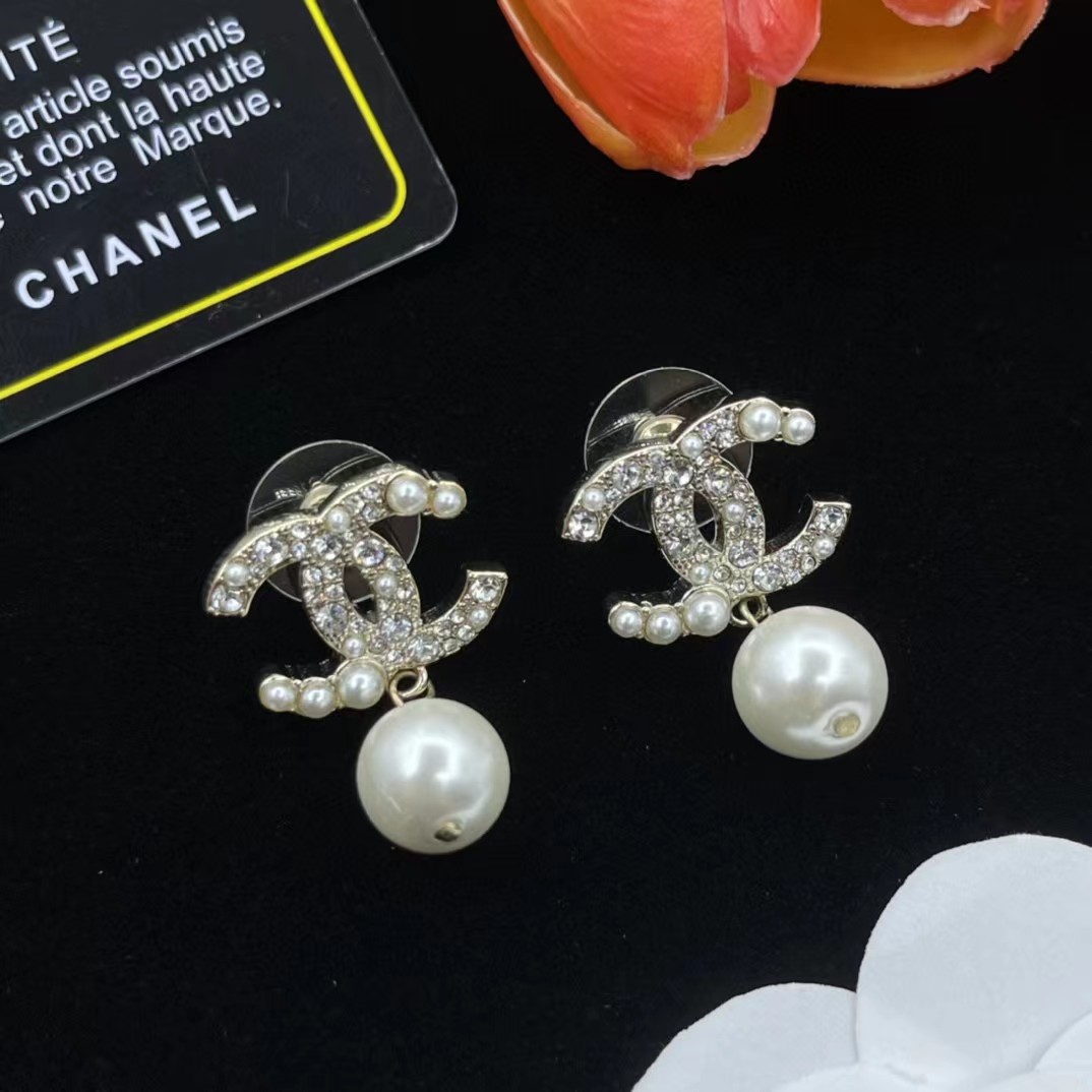 Chanel Prom Pearl Dangle Earrings - Best Replica Jewelry™