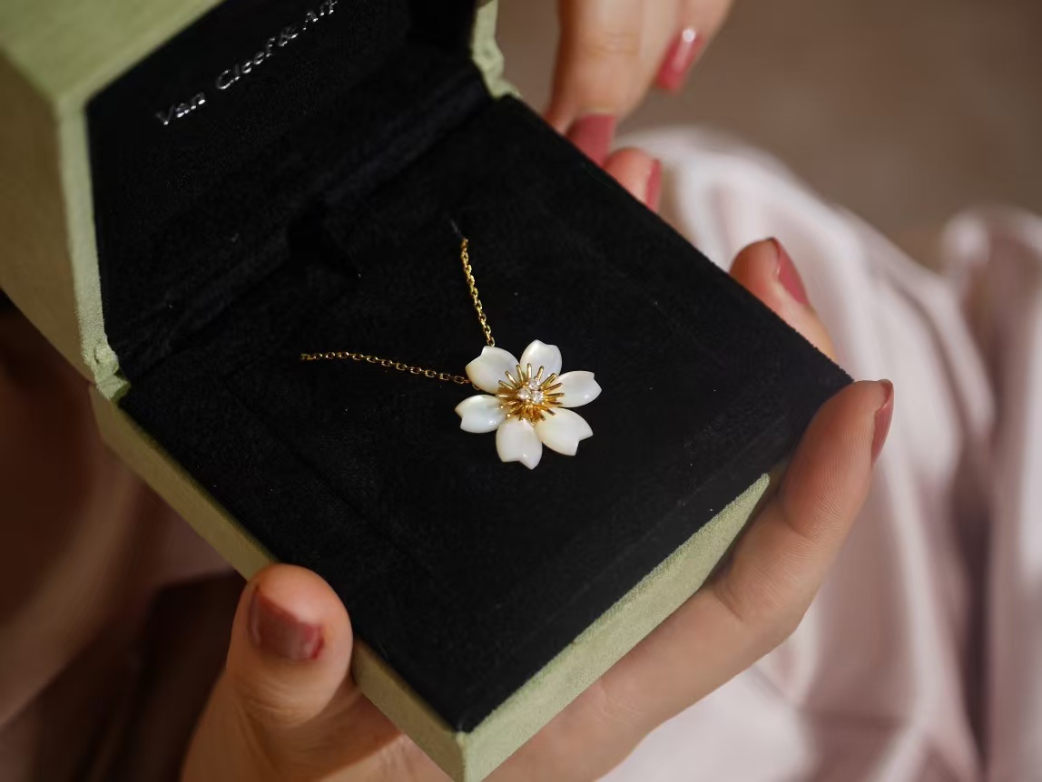 VCA Rose de Noël Pendant Necklace - Mini - Best Replica Jewelry™
