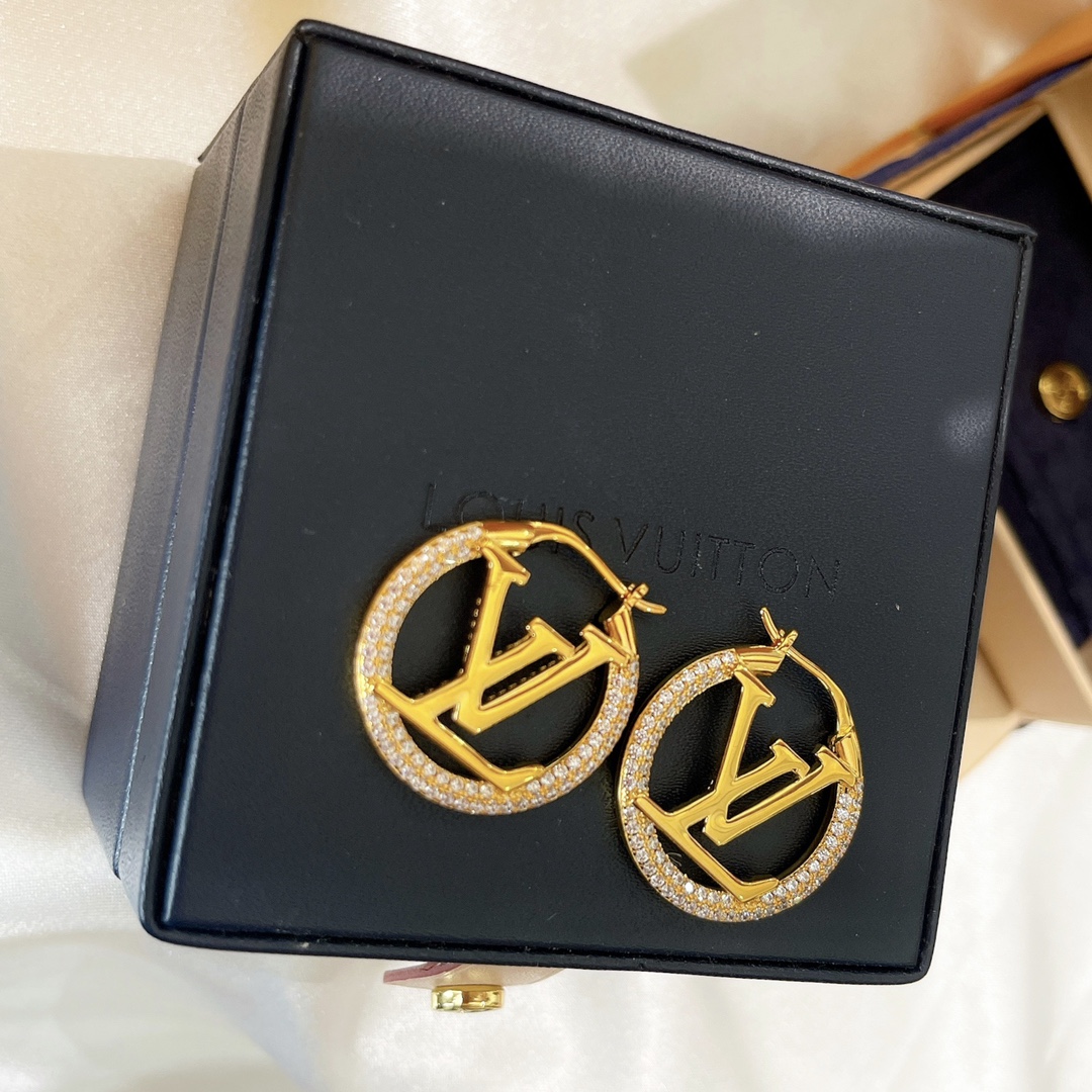 Louis Vuitton Letter Round Stud Earrings - Best Replica Jewelry™