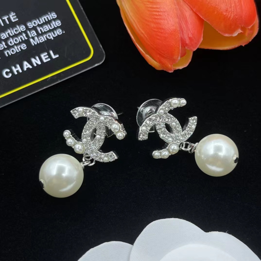 Chanel Prom Pearl Dangle Earrings - Best Replica Jewelry™